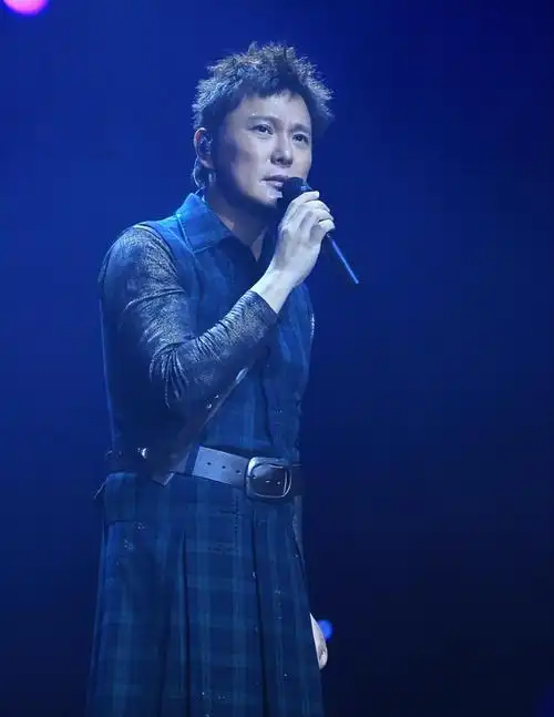 回顾张信哲56岁仍单身唱了半生情歌的他竟只有一个过去