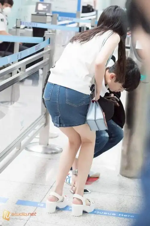iu 李知恩 机场超短裙街拍