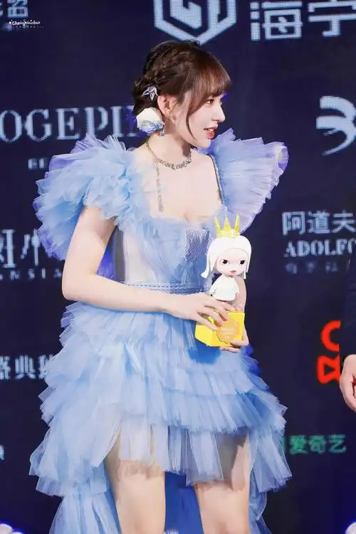 程潇冰雪蓝空气感纱裙##程潇把鲜花戴在了头上