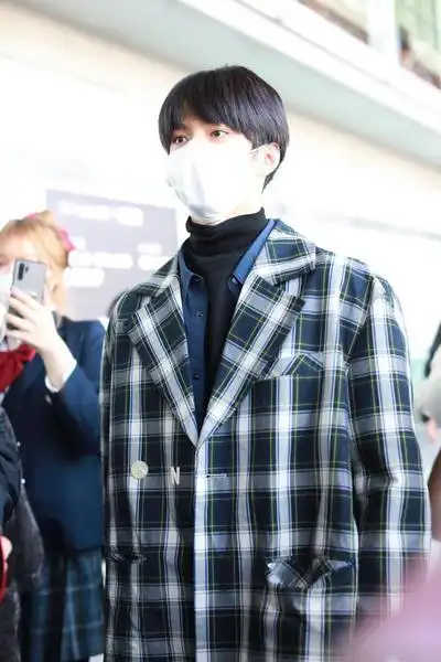 图观天下 15分钟前 我要分享 时代少年团刘耀文现身机场,秋冬穿搭