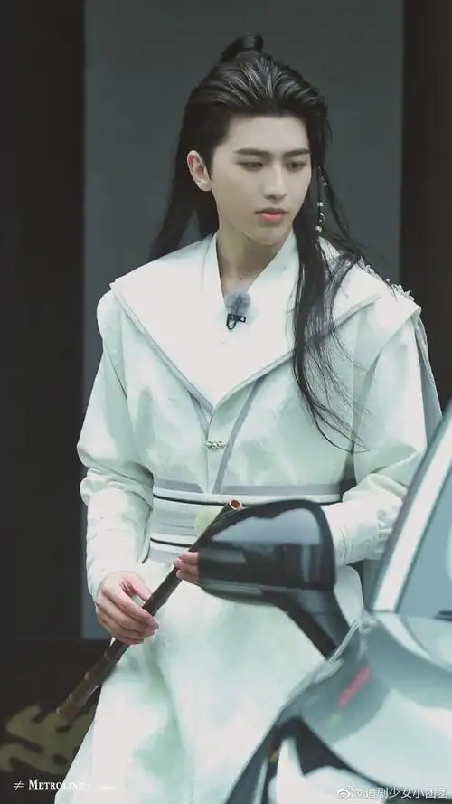 蔡徐坤白衣古装造型#蔡徐坤古风造型9615  白衣公子风度翩翩啊!