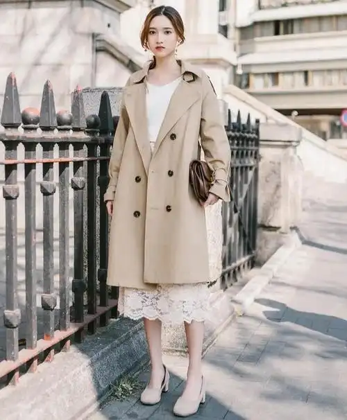 米色风衣搭配半裙既显干练又温柔上班还是约会都妥妥的