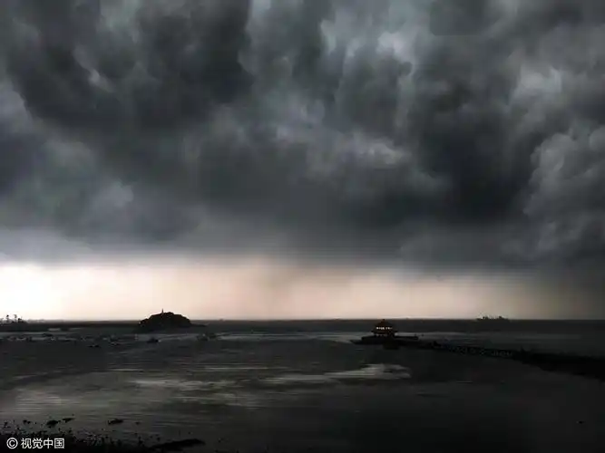 青岛傍晚出现强降水,并伴有雷电大风,天空乌云压顶,彷如"世界末日"
