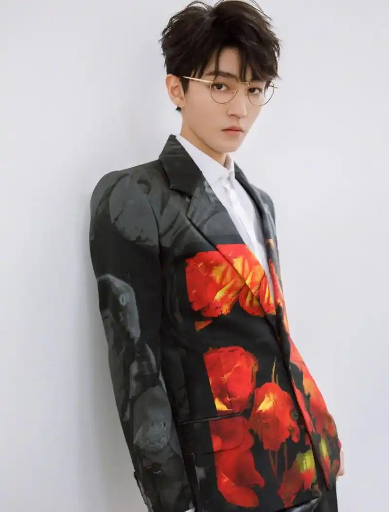 王俊凯身穿y/project彩色玫瑰印花套装,戴着一副金丝眼镜,看上去明快