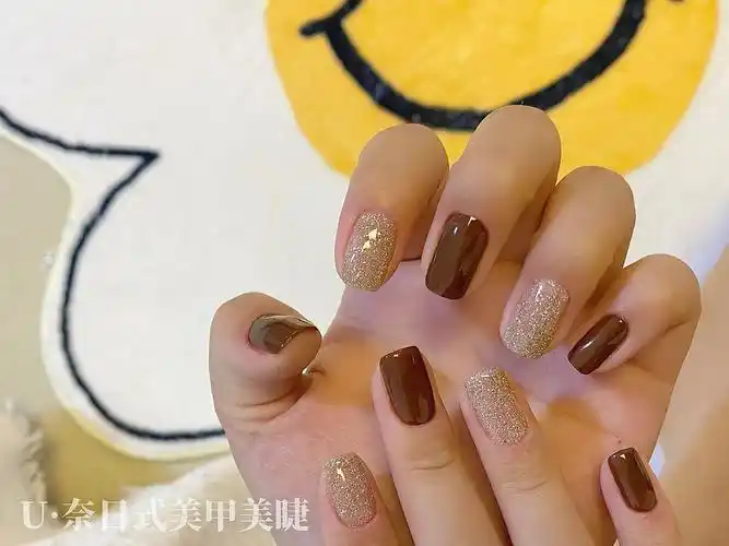 超级显白的巧克力色美甲