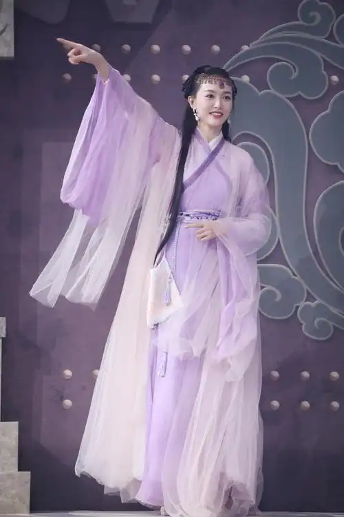 唐嫣重现《仙剑3》紫萱造型 穿紫色古装温婉动人