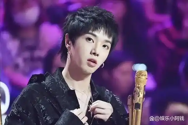 央视不再给华晨宇"留面子",自称华语乐坛的神,已沦为众人笑柄