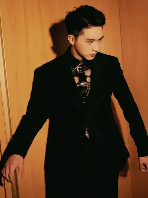 许魏洲脚上搭配的是一双黑色皮鞋,十分简约利落的设计,霸道总裁既视感