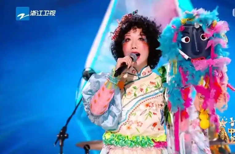 游梦岛组合的主唱叫孟楠,她为很多歌手都写过歌,而且她