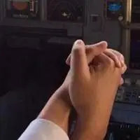 情侣开车十指紧扣图片 车内情侣十指相扣唯美图【点击鼠标右键下载】