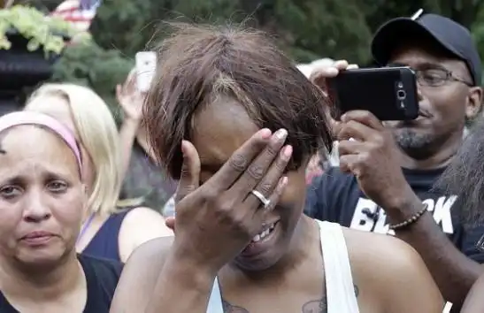 一名黑人被杀后百万美国人疯狂涌上街头怒烧国旗