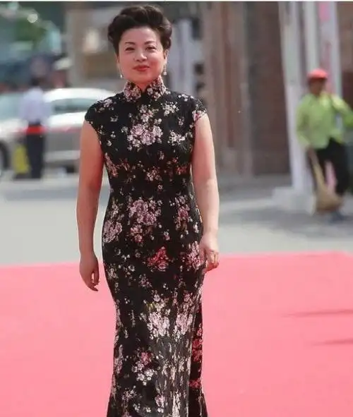 歌唱家张也低调现身农村穿宽松裙难掩发福满身却散发优雅气质