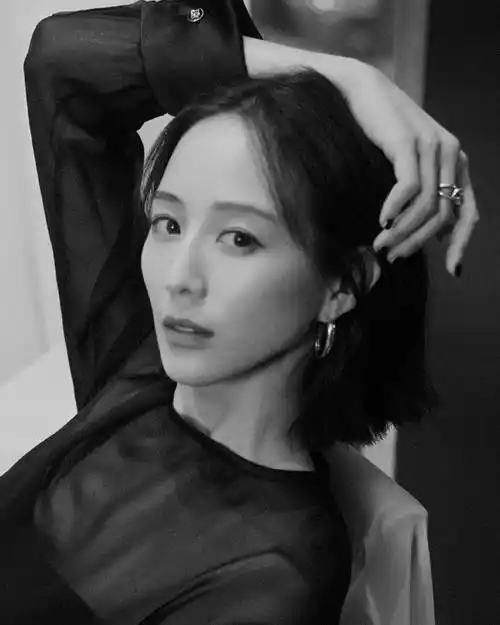 张钧甯黑白写真曝光,散发成熟优雅魅力,眼神中有无尽故事!
