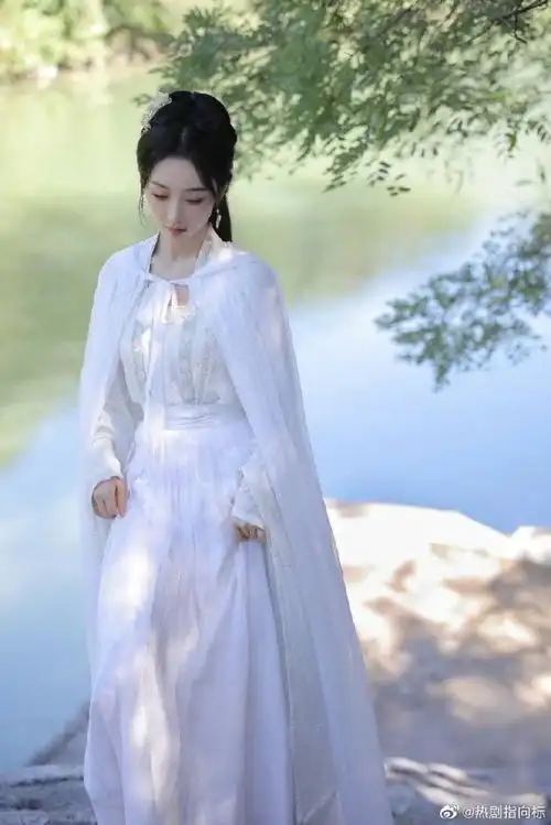 十足了哦,不得不说,宣璐与古装造型的适配度太高啦#宣璐白披风好仙