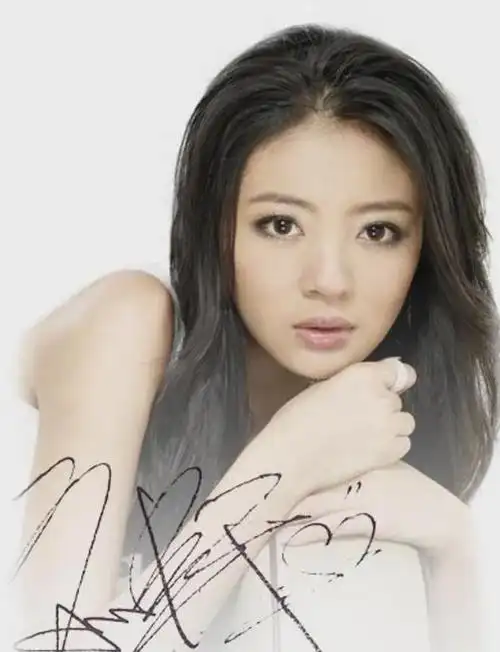 安以轩很漂亮,虽然算不上精致,但天然就有些娇憨大小姐的气质,出道