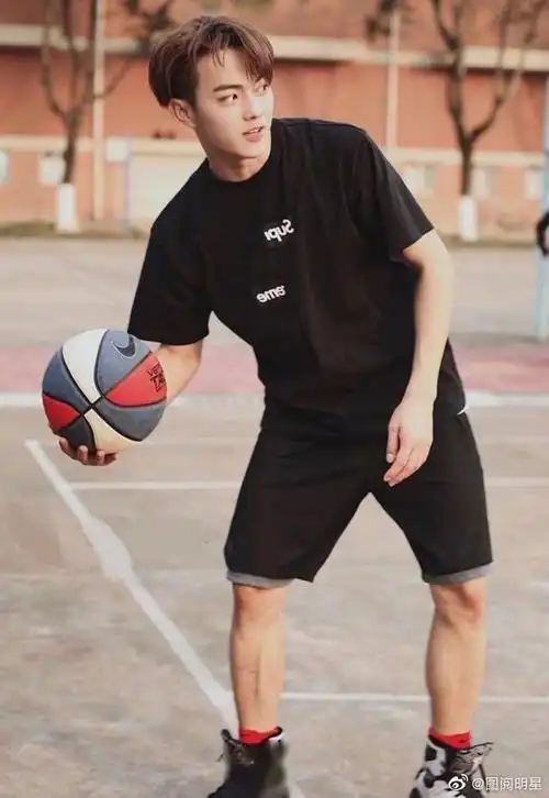 男生一直不敢秀的"必丑角度",许凯直接凹出了街头范,厉害!