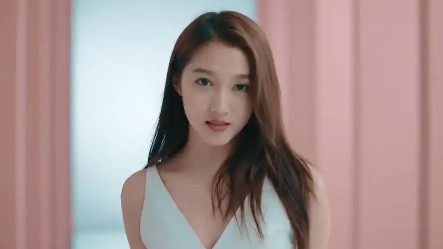 关晓彤代言内衣好撩人,穿吊带裙露出黑色肩带的一刻,鹿晗有福气