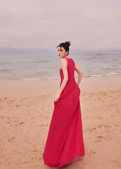 乔欣海边红裙写真 美艳大气 身姿婀娜曼妙 魅惑撩人_活动_裙摆_造型