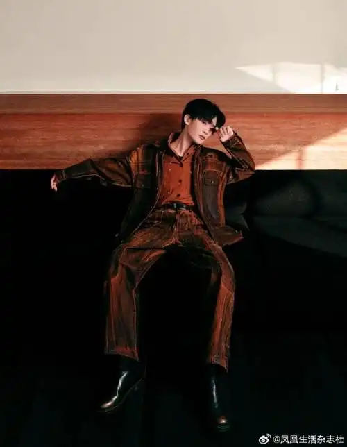 王赫野《凤凰生活》3月刊封面 复古时尚高级张力十足|凤凰生活|复古