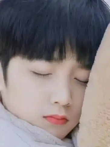 刘耀文拿奖状童年照#小时候是奶团子文崽05圆嘟嘟的好可爱啊～是