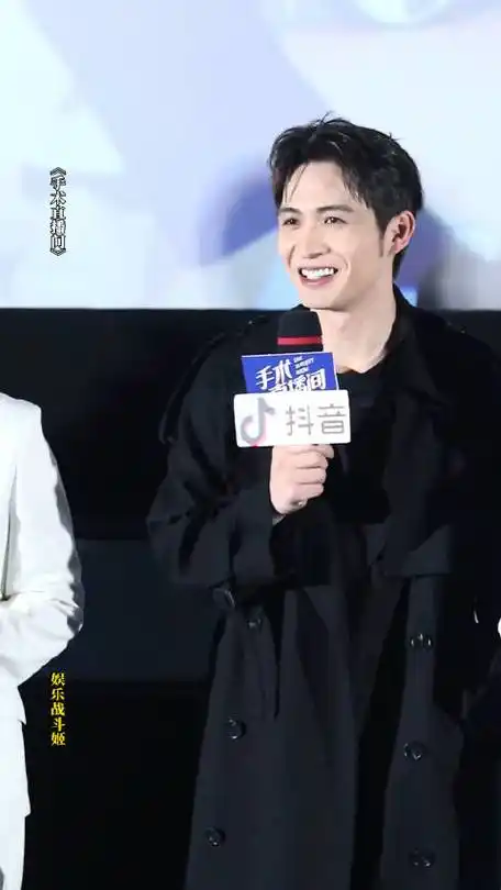 张彬彬听到粉丝应援笑得也太苏了,糟糕,是心动的感觉|张彬彬|应援