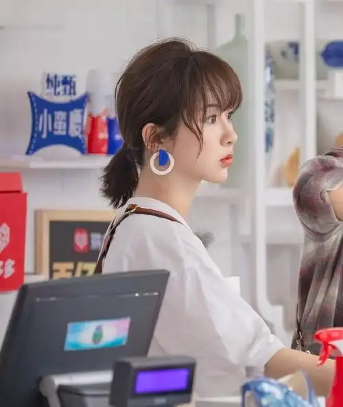 中餐厅杨紫的新造型被减龄发带美到了