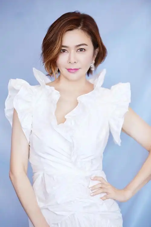 关之琳创立女性生活方式品牌 成衣大秀展现独立自信之美