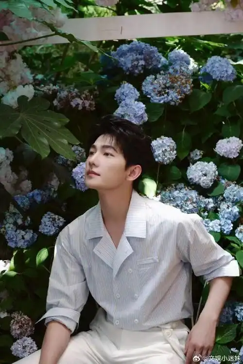 杨洋 隔着屏幕都闻到花香了#这样的《花儿与少年》让人怎能忍住不喜欢