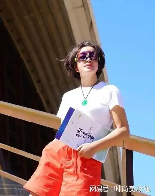 73岁刘晓庆状态真年轻白色t恤红色短裤没有一点奶奶样