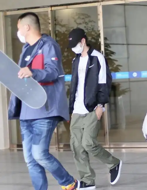 王一博腿也太长了,穿的上衣挺长的,也挡不住他的大长腿.