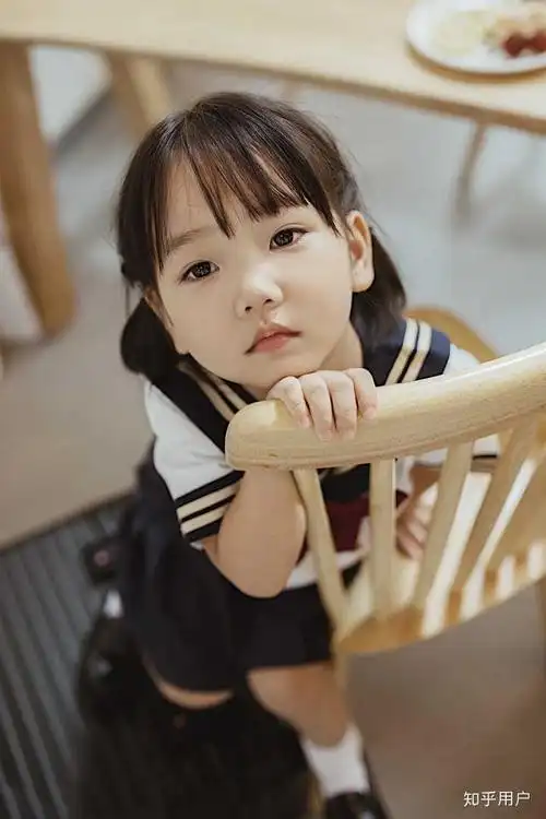 给孩子照相留念,选择影楼或工作室拍所谓儿童摄影或艺