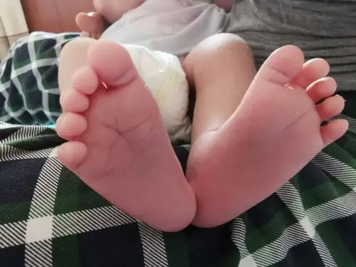 出生的第22天,宝贝的小脚丫,脚趾头像豆豆,好可爱啊!