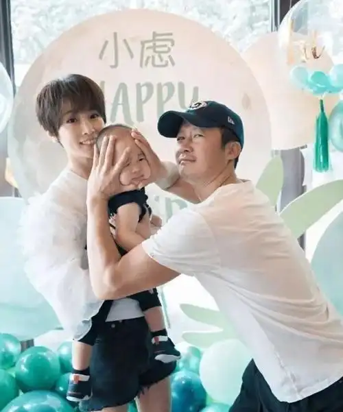 吴京妻子谢楠:嫁偶像,挺着孕肚办婚礼,4年生两子,成人生赢家