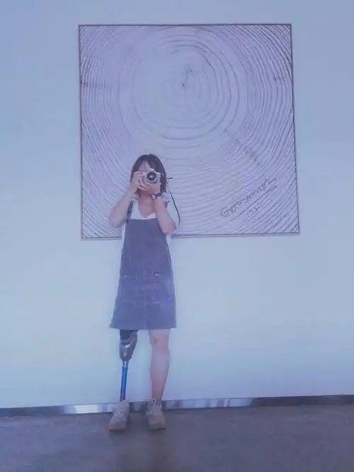 95后最酷独腿女孩,露假肢,穿短裙,还出席联合国会议,却拒绝包装,偏偏