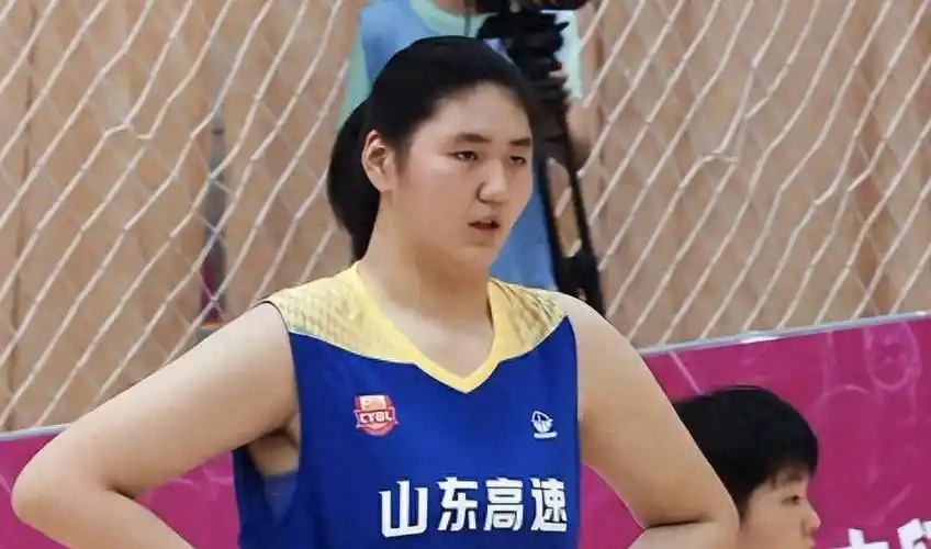 16岁女篮新星张子宇单手劈扣,回应所有质疑和挑战_扣篮_实力_世界