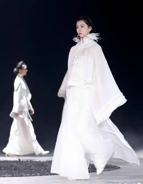 "盖娅传说·熊英"时装发布会在京举行新华社照片,北京,2021年3月25日