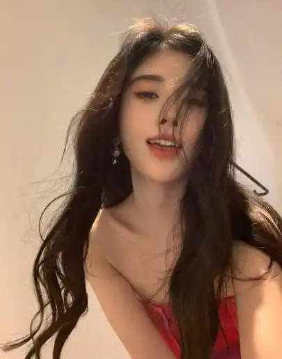 今天,我们将深入剖析这些照片,为你揭开鞠婧祎自拍的时尚密码.