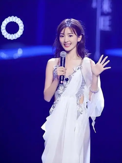 毛晓彤刚出生被父亲丢垃圾堆成名后却被父亲索要5000万赡养费