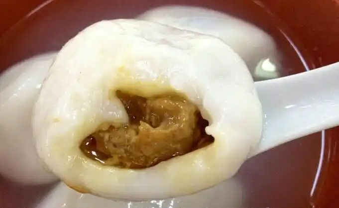 当咬下它们家的大肉汤圆汁水四溢,好吃的要命!
