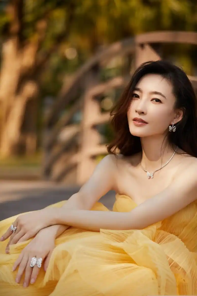 王丽坤,米色抹胸裙好美 #王丽坤