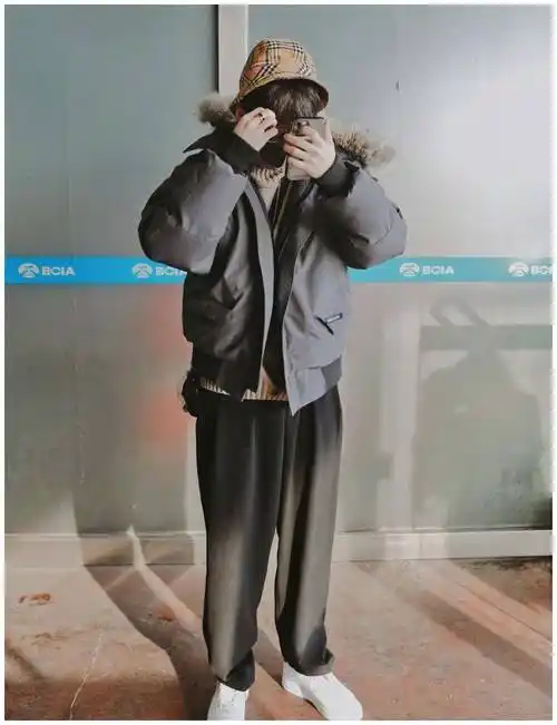 原创费启鸣现身机场浅咖色毛衣配棉服确认过眼神是认真过冬的人