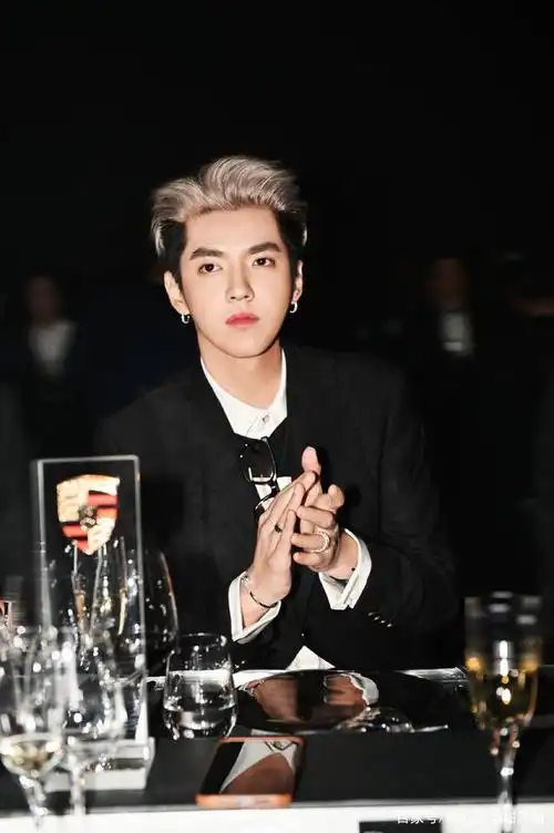 吴亦凡矜贵公子银发造型,赛车手的他气场全开