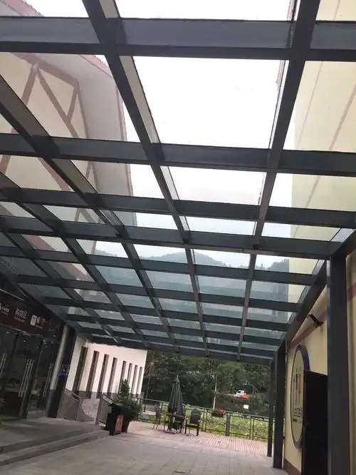 钢化玻璃雨棚报价-鲁工钢结构板房-合江钢化玻璃雨棚