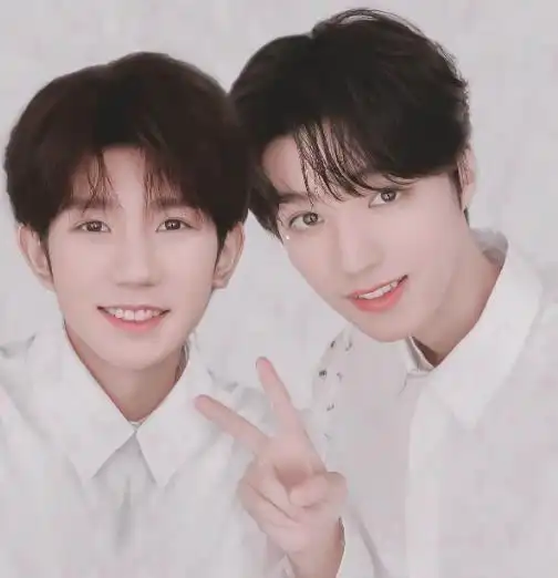 粉丝偶遇王俊凯王源吃饭坐姿独特太抢镜还说彼此只是好兄弟