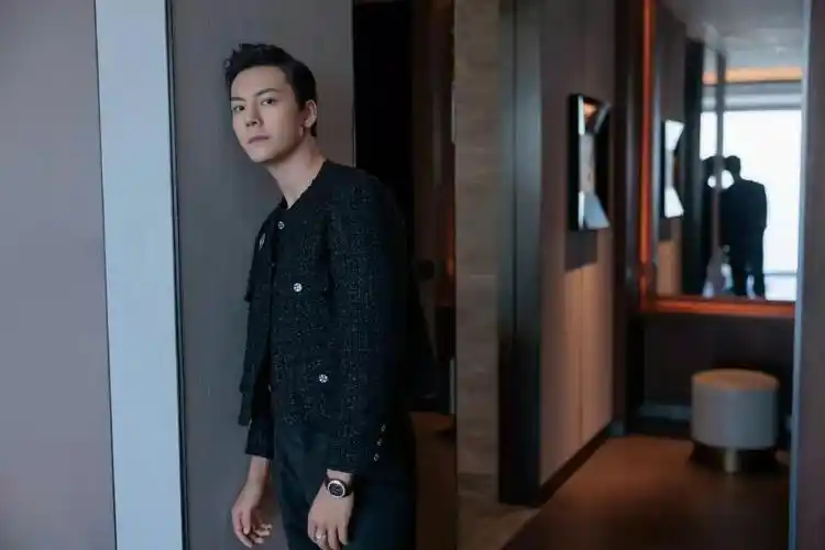 陈伟霆小香风外套搭配黑皮鞋,出席芭莎慈善夜活动精致又帅气