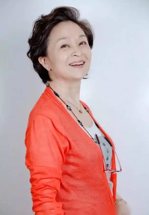 中老年人士可以学习下刘莉莉的穿搭,62岁的奶奶辈,照样可以做"时髦精"