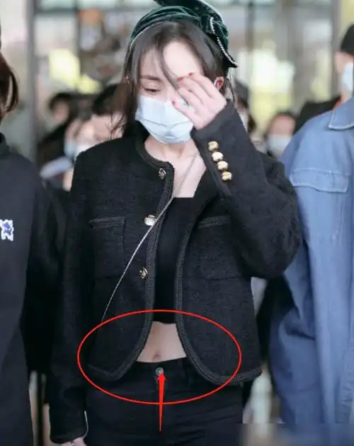 杨幂录密室3路透曝光造型肚脐美甲提前处理好围堵被挤飞