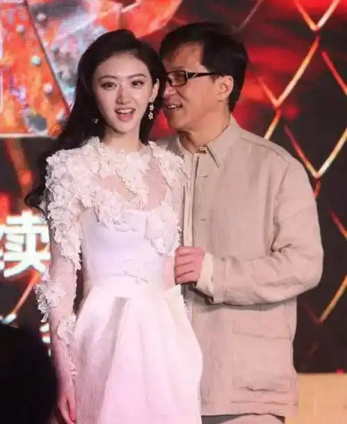 景甜似乎没有刘亦菲那种出道就爆火,甚至迈入好莱坞的好运气."只可