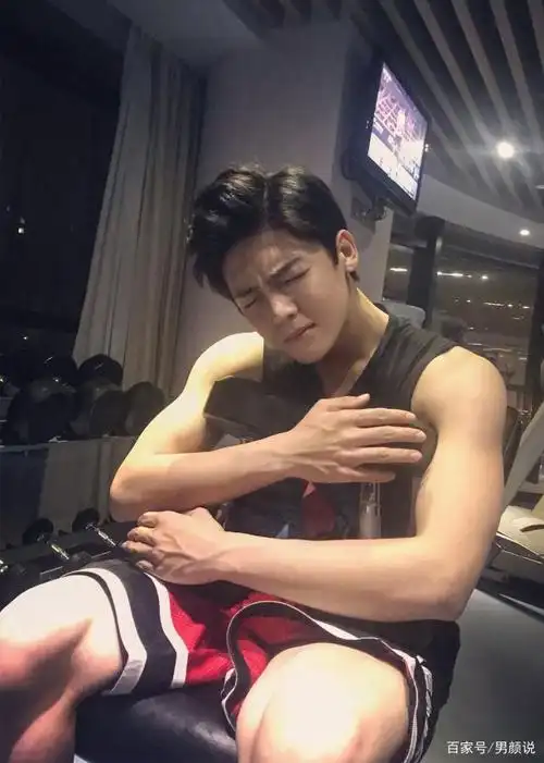 怒海潜沙&秦岭神树:男一真帅,出场就被他肌肉秒到,涂油了吧?