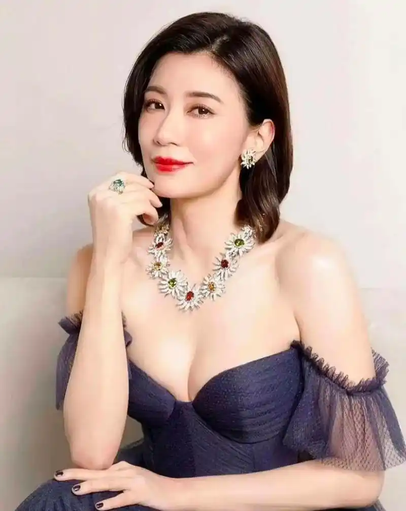 快五十岁的贾静雯,貌美如初,不敢想象她已经有个快要上大学的女儿!